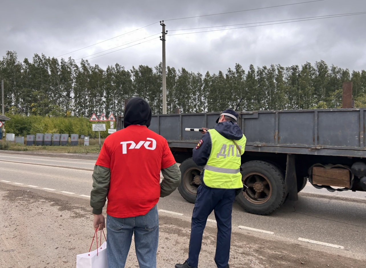 Сотрудники Свердловской железной дороги напомнили водителям автотранспорта  в Пермском округе правила пересечения ж/д переездов | Пермский  муниципальный округ Пермского края